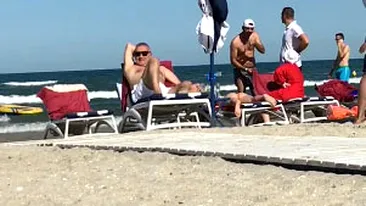 Imagini demenţiale cu patronul Steaua (fcsb) pe plaja milionarilor. Gigi Becali s-a luat la trântă pe plajă cu un Bancher milionar: S-a dat cocoş Gigione, dar greu cu Luptătorul!