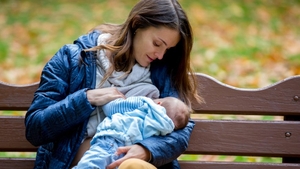BANC| „Pe o bancă, o mămică alăpta. Lângă ea, un tip se uita”