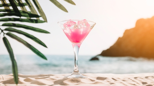 Nu e o glumă! Cât costă un cocktail sau o limonadă pe plaja campingului Golden Beach din Thassos