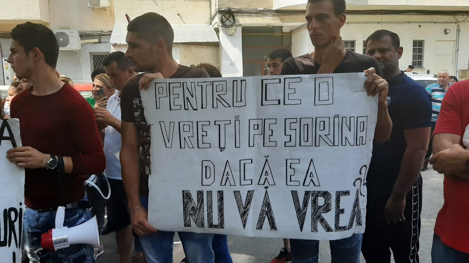 Proteste în Craiova, pentru fetița din Baia de Aramă: "Sorina noi vom lupta, traficanţii nu te ia"