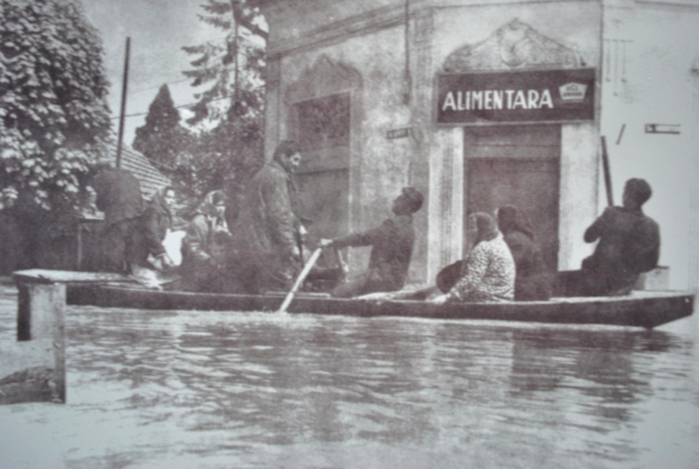Pompierii și voluntarii au salvat sute de oameni
