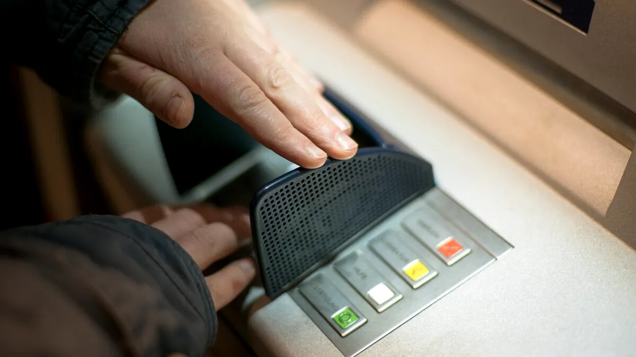 Ți s-a întâmplat vreodată să ți se blocheze cardul în bancomat sau să rămâi fără bani? Ce trebuie să faci în această situație