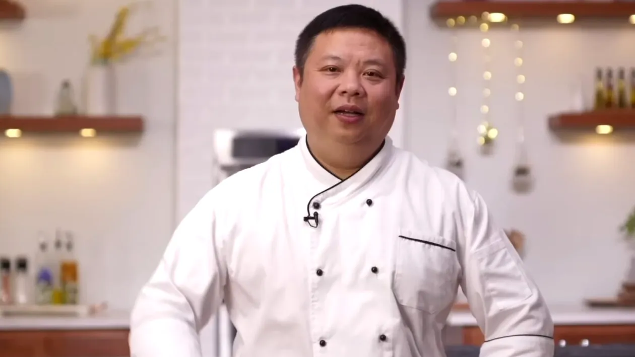 Chef John pregătește celebrul Pui al Generalului Tso – pui crocant cu sos dulce-picant care cucerește orice masă