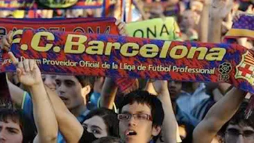 Circa 30 de fani i-au asteptat pe jucatorii formatiei FC Barcelona la hotel