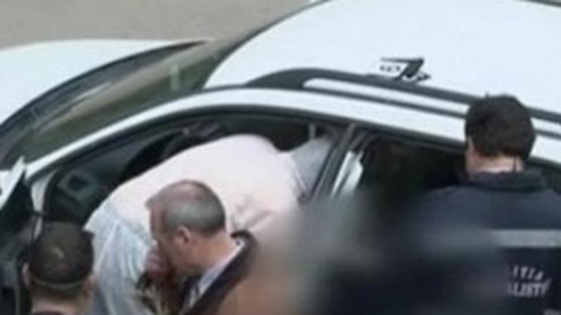 VIDEO Un barbat din Iasi a fost gasit cu gatul taiat in propria masina