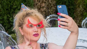 OANA LIS a început bine ziua, cu o schimbare radicală de look! Cum arată acum după ce s-a făcut roşie ca focul!