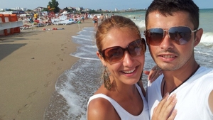 Ii mai tineti minte pe cei doi protagonisti ai celei mai virale cereri in casatorie din Romania? Amalia se lanseaza in muzica!