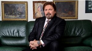 Adrian Daminescu a fost diagnosticat cu cancer la plămâni, dar nu a renunțat la țigări: ”Nu e de la fumat!”