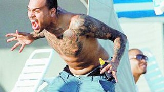 Fostul Rihannei, atacat de pescarusi pe plaja: "Fugi, Chris, fugi!"