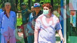 O fetita de 7 ani si doi adulti, internati cu gripa porcina
