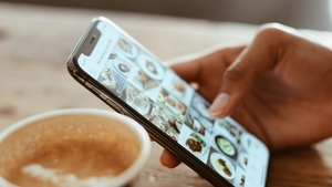 Ce se întâmplă dacă îți verifici telefonul imediat după ce te-ai trezit. Tulburarea psihica de care te poți imbolnavi