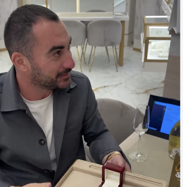 Cât costă inelul cu care Pescobar a cerut-o în căsătorie pe iubita lui. A plătit cu bani cash!