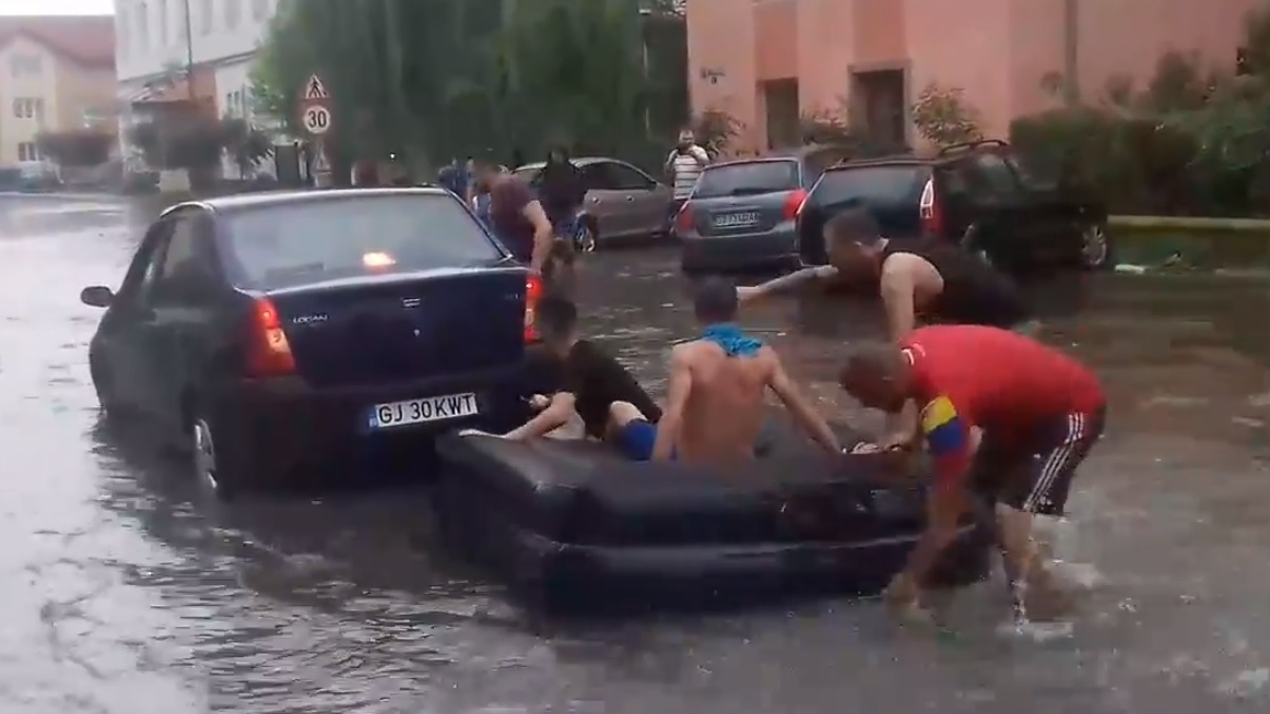 S-au plimbat cu barca trasă de mașină! Câțiva localnici din Târgu-Jiu au vrut să atragă atenția autorităților după ploaia torențială