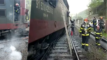 Scene de panică în gara din Sinaia, după ce locomotiva unui tren a luat foc. Pompierii s-au luptat cu flăcările | VIDEO