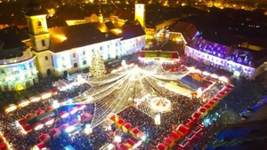 S-a deschis Târgul de Crăciun la Sibiu. Imagini cu o iarnă de basm sunt proiectate pe clădiri