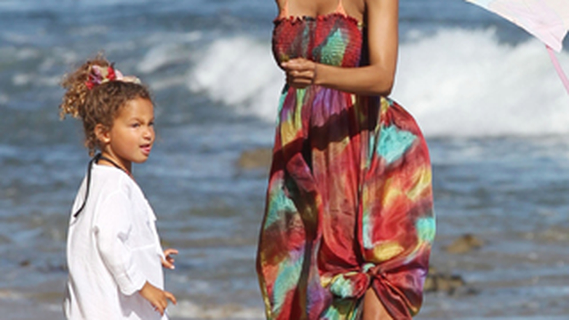 Halle Berry si-a invatat fiica sa ridice zmee