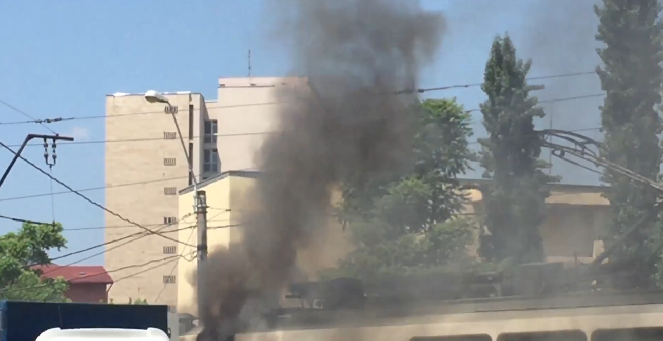 Incendiu grav în București. Un tramvai a luat foc în intersecție la Dristor