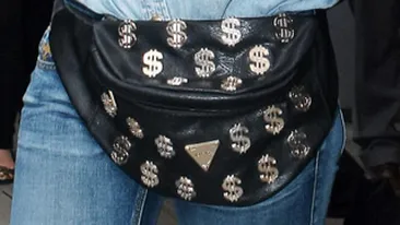 N-o sa-ti vina sa crezi cine este vedeta super-sexy care umbla cu aceasta borseta de cocalari pe ea!