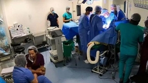 La o bârfă și la o cafea în sala de operație. Două cadre medicale fără mască de protecție sau mănuși, prinse pe picior greșit