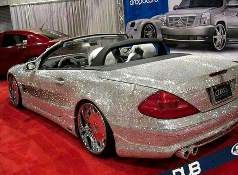 Soția miliardarului conduce un Mercedes SL cu 300.000 de diamante