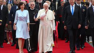 Papa Francisc a salutat garda de onoare în limba română