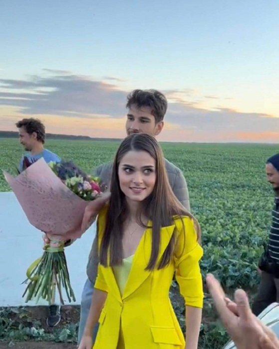 Anghel Damian, gest romantic pe platourile de filmare. Theo Rose a rămas fără cuvinte