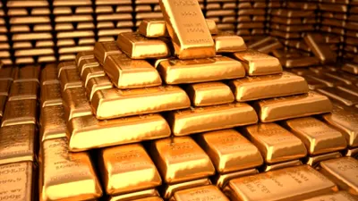 Un angajat al primăriei a găsit din întâmplare lingouri de aur de 40.000 de euro în timp ce tundea iarba