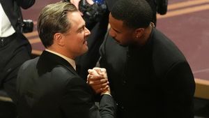 Leonardo DiCaprio, apariție neașteptată la Gala Premiilor Oscar 2026. Fanii au fost surprinși de aspectul actorului: „Pare afectat de criza vârstei mijlocii”