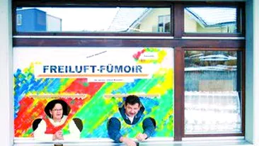 Uite cum fumeaza elvetienii in bar!