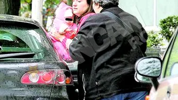 VIDEO Actrita Adriana Nicolae, de la aeroport direct la biserica