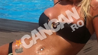 Uda toata si cu sanii stransi ca intr-o menghina! Stii cine e blonda? Super-sexy la piscina, intr-o ipostaza de zile mari!