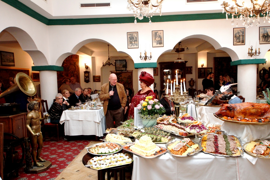 Kera Calița a lansat tomul-album „Plăcerile păcătoase ale gastronomiei” la Locanta Jariștea