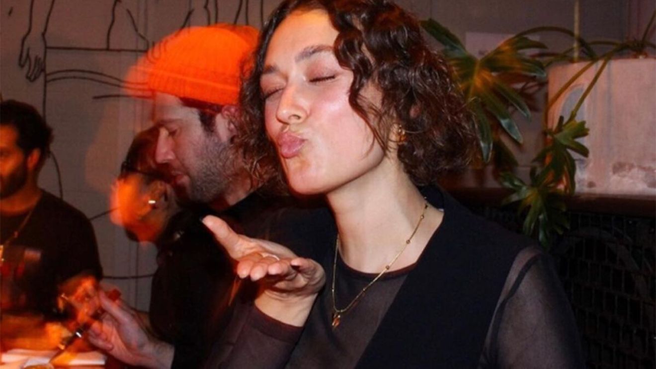 În 2021, tânăra din imagine s-a cuplat pe net cu un bărbat care i-a zis că e "agent FBI". Acum, după 3 ani, a aflat adevărul. Cine e iubitul ei, de fapt