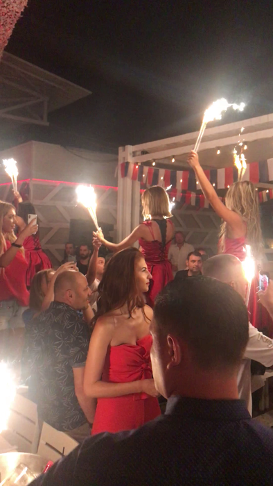 În trecut, unul dintre proprietarii LOFT a ”spart” 
de ziua lui o șampanie-dinozaur de 12 litri!