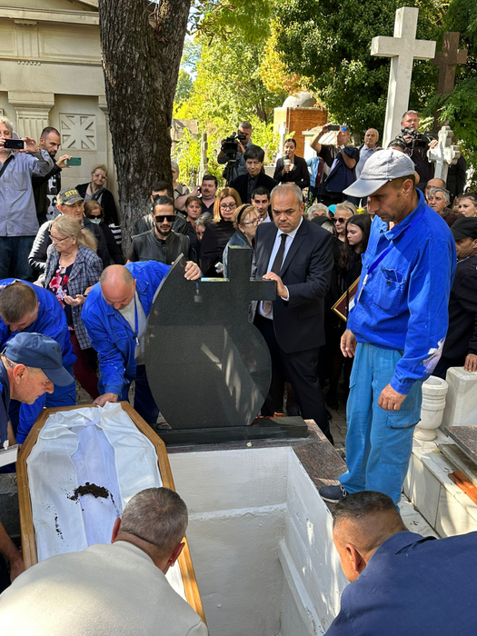 Alexandru Arșinel a fost înmormântat în cimitirul Bellu, duminică, în jurul prânzului. A fost condus pe ultimul drum de peste 200 de oamani (Foto: CANCAN.RO)
