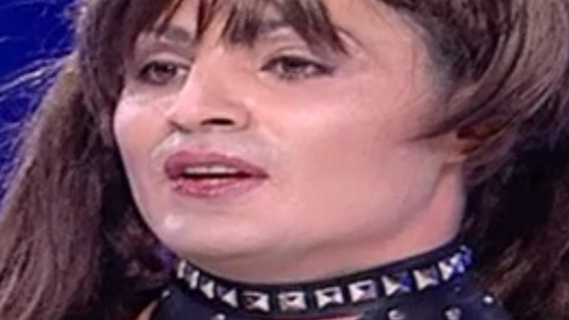 Codite, fustă de piele, manichiură impecabilă şi o atitudine "nervoasă". Uite cum arată Pepe costumat in Thalia