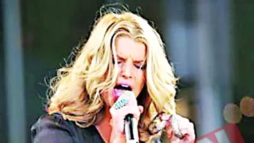 Jessica Simpson, in fundul gol pe scena