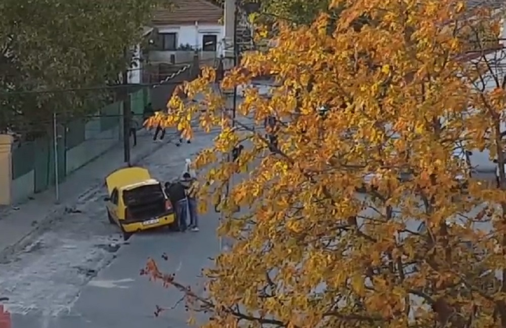 VIDEO / Un taximetrist a căzut cu maşina într-o groapă! Gestul ilegal făcut de şofer, după ce autoturismul a rămas suspendat
