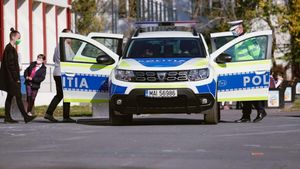 O polițistă din Capitală a sărit pe geam, ca să scape de mascați! Femeia era suspectată că a luat mită