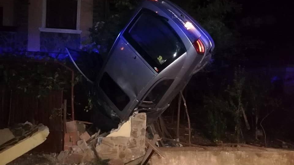 Accident spectaculos în județul Olt. S-au înfipt cu maşina în gard