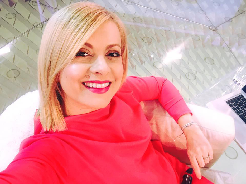 Simona Gherghe a păţit-o! Prezentatoarea a suferit un accident şi merge doar în cârje