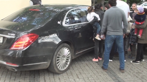 FABULOS: Milionarul Gigi dă ”audienţe” din Mercedesul Maybach de 200.000 €! Mame cu prunci în braţe au făcut coadă la Palat! 