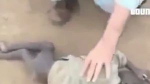 VIDEO SOCANT! Doi copii din Somalia sunt atat de slabi, incat nu se pot ridica in picioare