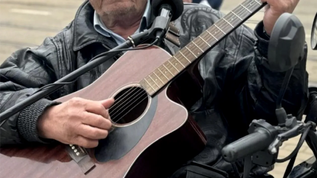 Unul dintre cei mai vechi cântăreți a ajuns să cânte pe stradă, pentru bani. Cât produce într-o zi de ”muncă”