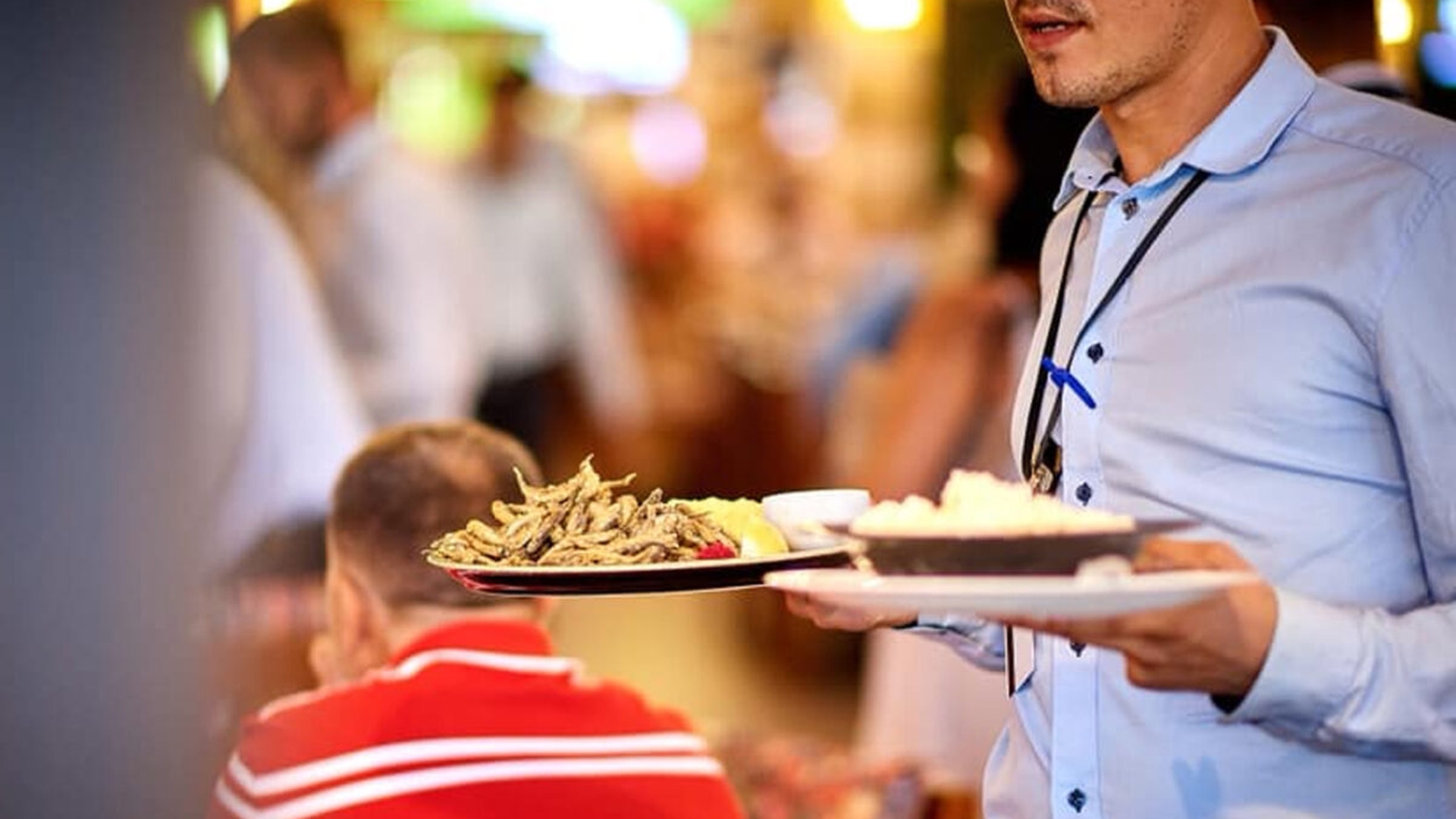 Prețurile au luat-o razna în Mamaia! Cu câți lei se vinde o porție de hamsii acum, în august 2022
