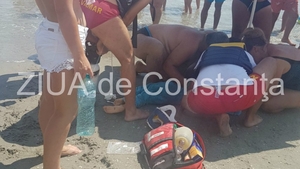 Un copil de 5 ani înecat în Mamaia a fost resuscitat şi salvat de doi angajaţi SMURD aflaţi în concediu, la plajă