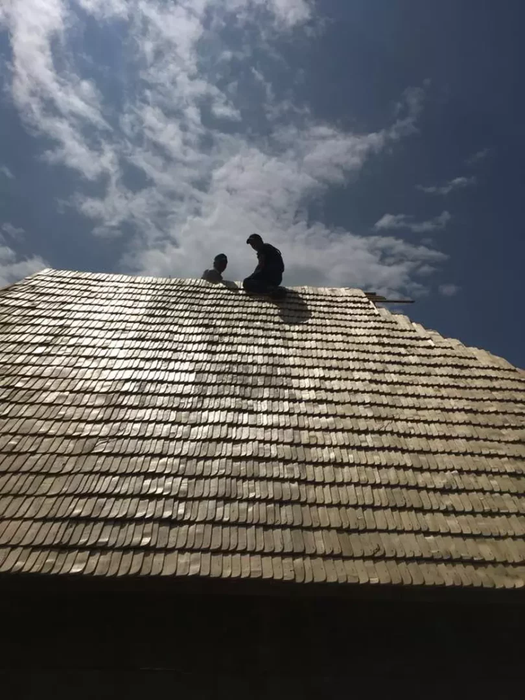 Cum arată casa lui Sorin Brotnei din Maramureș. Acoperișul e realizat într-un mod care nu se mai folosește în prezent