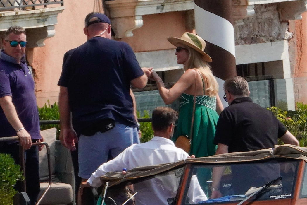 Ivanka Trump și soțul ei, Jared Kushner, fac o plimbare liniștită înapoi spre hotel după o zi de vizitare a obiectivelor turistice din pitorescul oraș Veneția. Foto: Profimedia