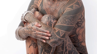 Uite cum arata femeia tatuata pe aproape tot corpul! Doar fata este "curata"