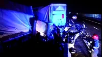 Accident cumplit în Mureş! Trei morţi şi un rănit grav, după ce un autoturism s-a izbit de un tir